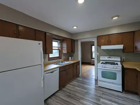 Kitchen - 215 W Arrowhead Rd, Duluth, MN 55803 photo 1 of 2