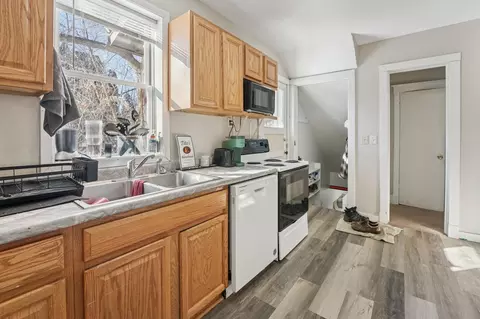 Entry Way - 1316 E 2nd St, Duluth, MN 55805 photo 2 of 2