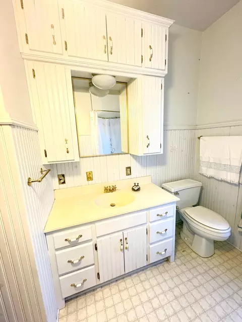 Bath - 1122 Pine St, Dawson, MN 56232 photo 1 of 4