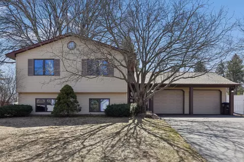 1270 Burke Ave W, Roseville, MN 55113