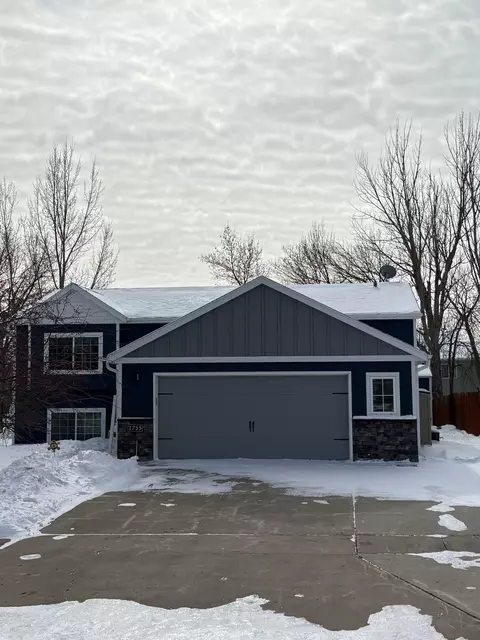 1755 Huntington Dr, West Fargo, ND 58078
