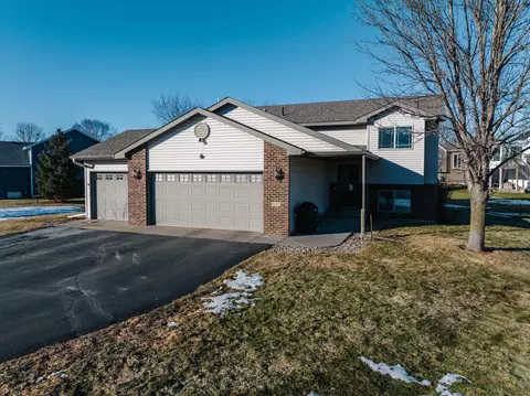 1040 Bridgeport Dr, Sartell, MN 56377