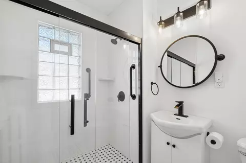 Bath - 1676 Berkeley Ave, Saint Paul, MN 55105 photo 1 of 3