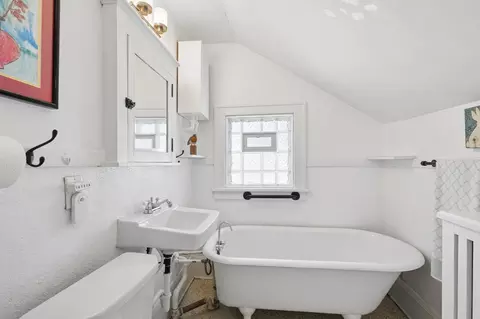 Bath - 1676 Berkeley Ave, Saint Paul, MN 55105 photo 3 of 3