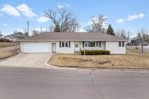 204 1st St, Welcome, MN 56181