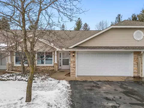 806 Woodland Ln, New Richmond, WI 54017