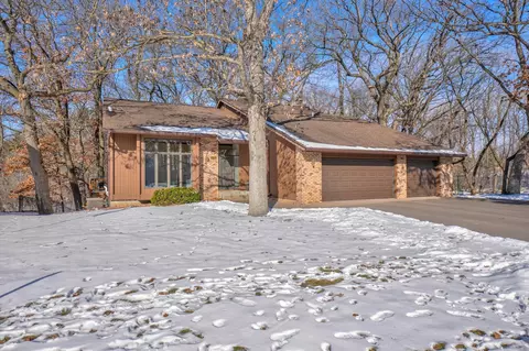 214 Woodridge Dr, Vadnais Heights, MN 55127