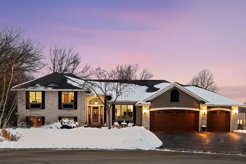 305 Pondview Ln, Chaska, MN 55318