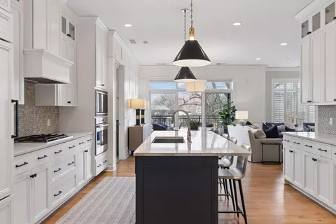 935 Lake St E #309, Wayzata, MN 55391