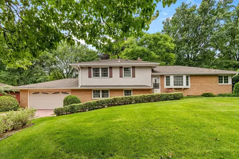 3081 Chatsworth St N, Roseville, MN 55113