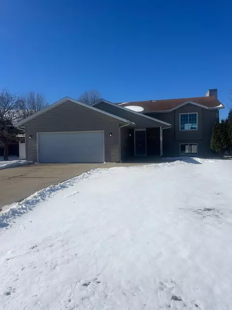 1940 La Casa Ln SE, Owatonna, MN 55060