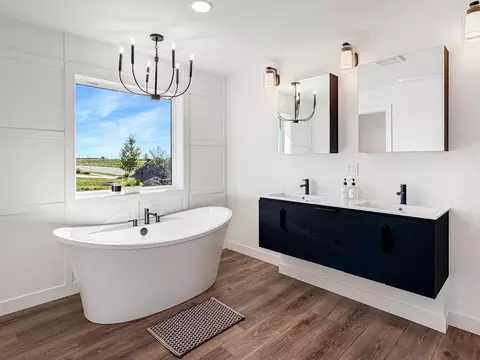 Bath - 1509 Ellis Ave, Marshall, MN 56258 photo 1 of 4