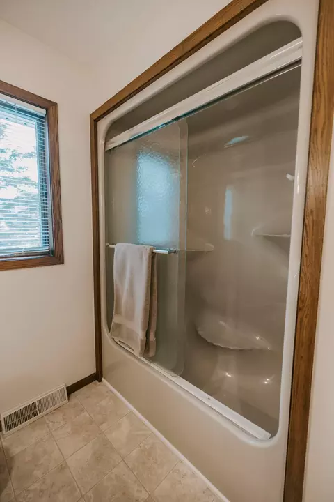 Bath - 5 Westview Dr, Morris, MN 56267 photo 4 of 6