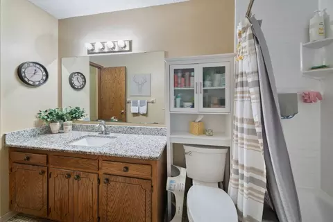 Bath - 4614 Beacon Hill Rd, Eagan, MN 55122 photo 2 of 3