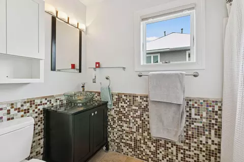 Bath - 628 3rd Ave NE, Minneapolis, MN 55413 photo 3 of 4