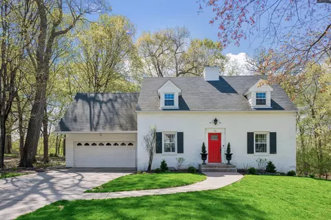 516 Shadyway Rd, Wayzata, MN 55391