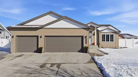 3037 Claire Dr E, West Fargo, ND 58078