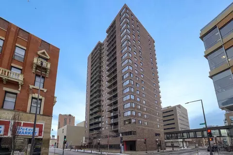 26 10th St W #302, Saint Paul, MN 55102