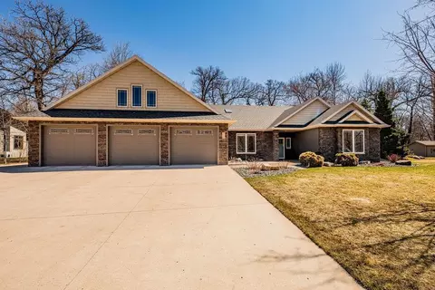 118 W Beaton Dr, West Fargo, ND 58078