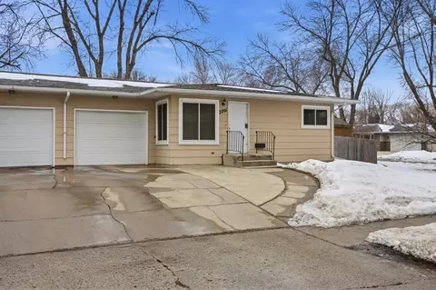2201 15th St S, Fargo, ND 58103