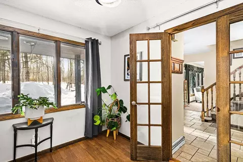 Entry Way - 421 Saint Louis River Rd, Duluth, MN 55810 photo 3 of 4