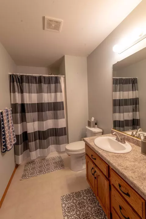 Bath - 1002 9th Ave SE, Barnesville, MN 56514 photo 3 of 3