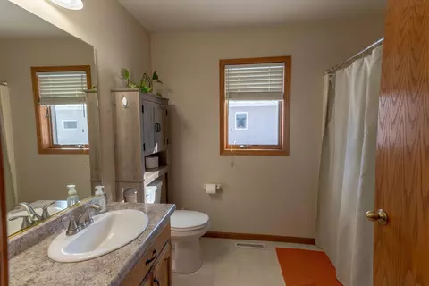 Bath - 1002 9th Ave SE, Barnesville, MN 56514 photo 1 of 3