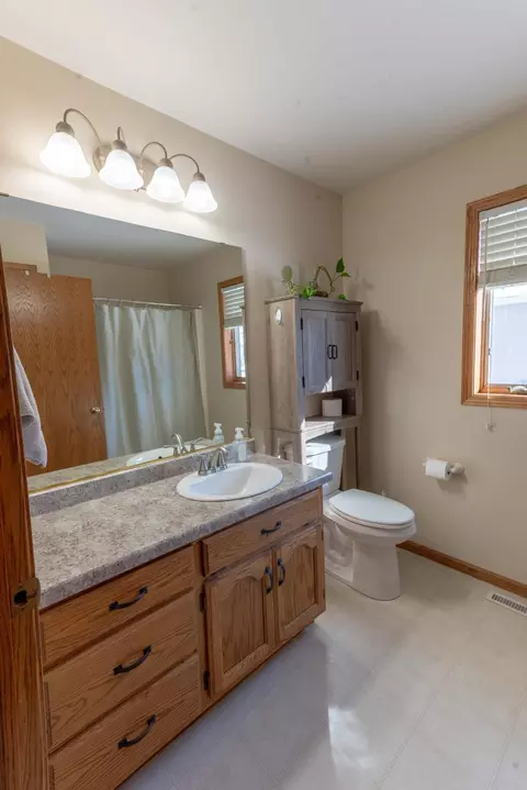Bath - 1002 9th Ave SE, Barnesville, MN 56514 photo 2 of 3