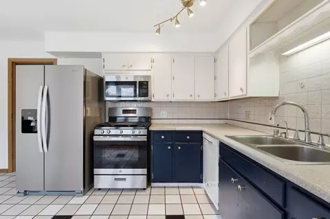 Kitchen - 2082 Diffley Rd, Eagan, MN 55122 photo 3 of 4