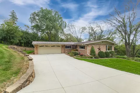 1800 Hiawatha Ct NE, Rochester, MN 55906