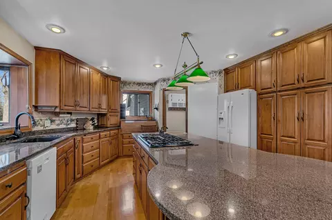 Kitchen - 2007 Summit Dr, Saint Cloud, MN 56303 photo 5 of 7