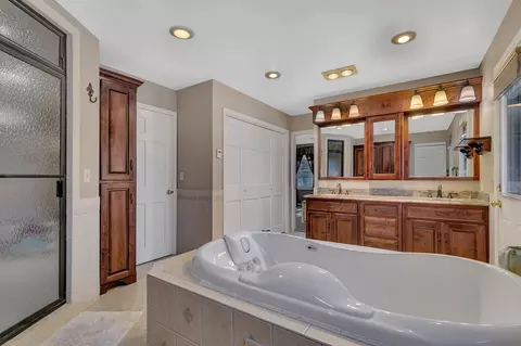 Bath - 2007 Summit Dr, Saint Cloud, MN 56303 photo 4 of 10