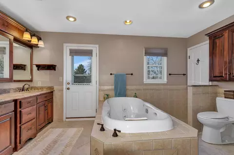 Bath - 2007 Summit Dr, Saint Cloud, MN 56303 photo 3 of 10