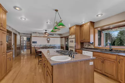 Kitchen - 2007 Summit Dr, Saint Cloud, MN 56303 photo 4 of 7
