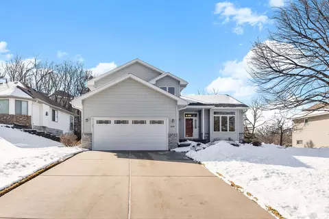 2290 Hillwood Dr E, Maplewood, MN 55119
