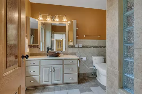Bath - 605 7th Ave N, Saint Cloud, MN 56303 photo 3 of 4