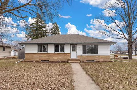 237 S Chestnut St, Belle Plaine, MN 56011