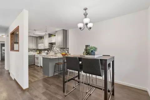 6558 Upper 35th St N, Oakdale, MN 55128