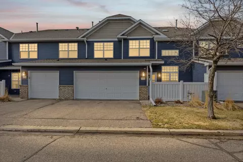 472 Hickory Ln N, Oakdale, MN 55128