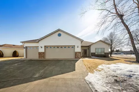 1152 Willow Run Ct, Waite Park, MN 56387