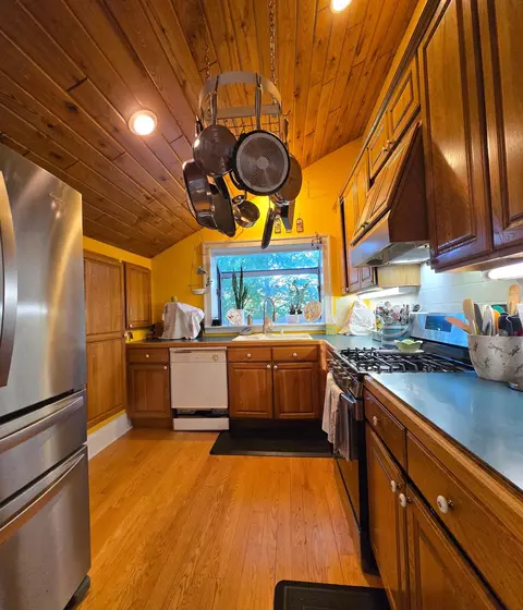 Kitchen - 18302 Johnson Rd, Brainerd, MN 56401 photo 2 of 3