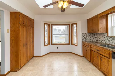 Kitchen - 3919 Princeton Trl, Eagan, MN 55123 photo 4 of 4
