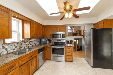 Kitchen - 3919 Princeton Trl, Eagan, MN 55123 photo 2 of 4