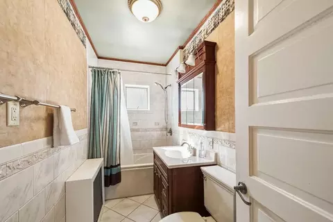 Bath - 4220 Mcculloch St, Duluth, MN 55804 photo 2 of 4