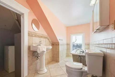 Bath - 4220 Mcculloch St, Duluth, MN 55804 photo 4 of 4
