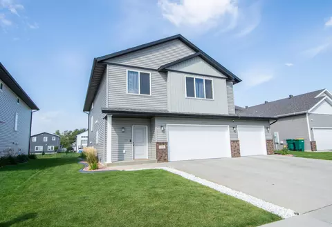 319 6th St E, Horace, ND 58047