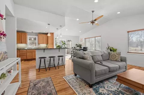 13409 Arden Cir, Burnsville, MN 55337