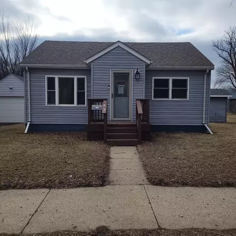 824 Collins Ave, Windom, MN 56101