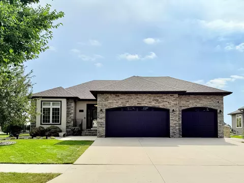 533 Hampton Dr W, Moorhead, MN 56560