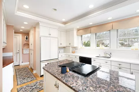 Kitchen - 2514 E Superior St, Duluth, MN 55812 photo 4 of 8